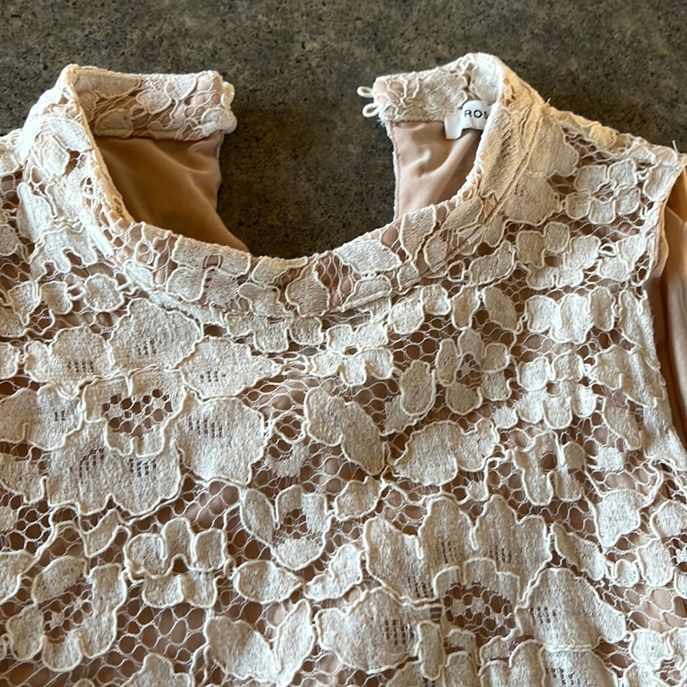 Womans short sleeve camisole with eyelit and two buttons in back